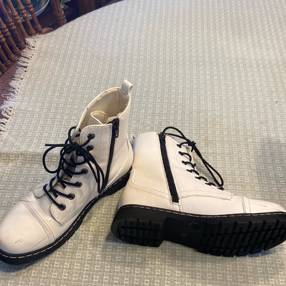 Arizona size 6 white boots